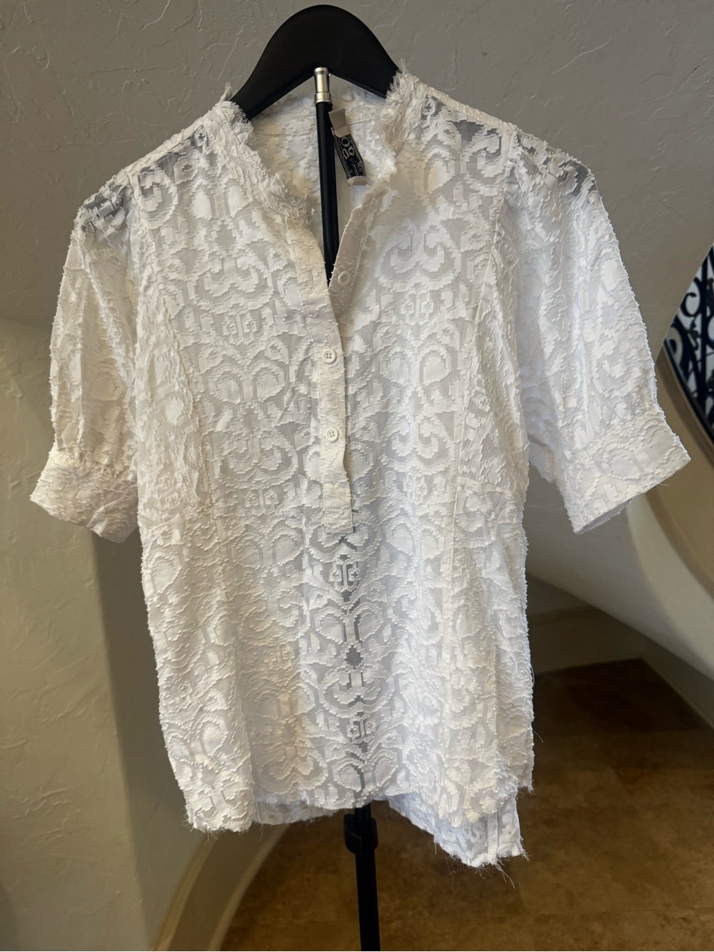 GO BY GO SILK White Textured Short-Sleeve Button Front Blouse